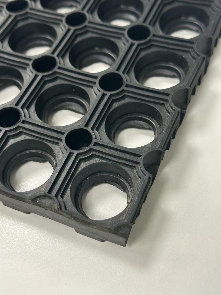 PAVIMENTO ANTIFATIGA GOMA SBR 65º SHORE A - 1500x1000 mm (22 mm) (NEGRO)