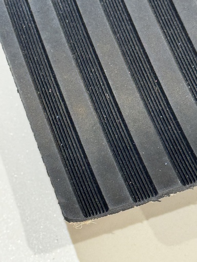 PAVIMENTO ESTRIBERA AMERICANA GOMA SBR 65º SHORE A + BASE TEJIDO ALGODON - 1.400 mm (10 ML) (3 MM) (NEGRO)