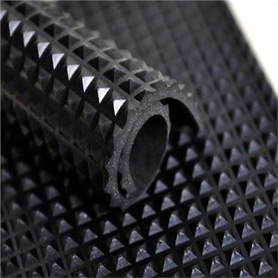 PAVIMENTO PIRAMIDAL GOMA SBR65ºSHORE A+BASE CON IMPRESION TEXTIL 1200mm(10ML)(3mm)Negro